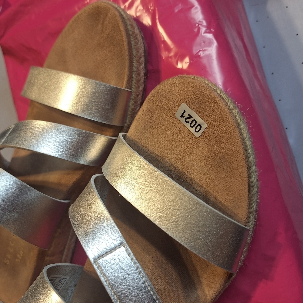 Skechers Silver Sandals with Metallic Straps. Size 7 - Picture 10 of 10